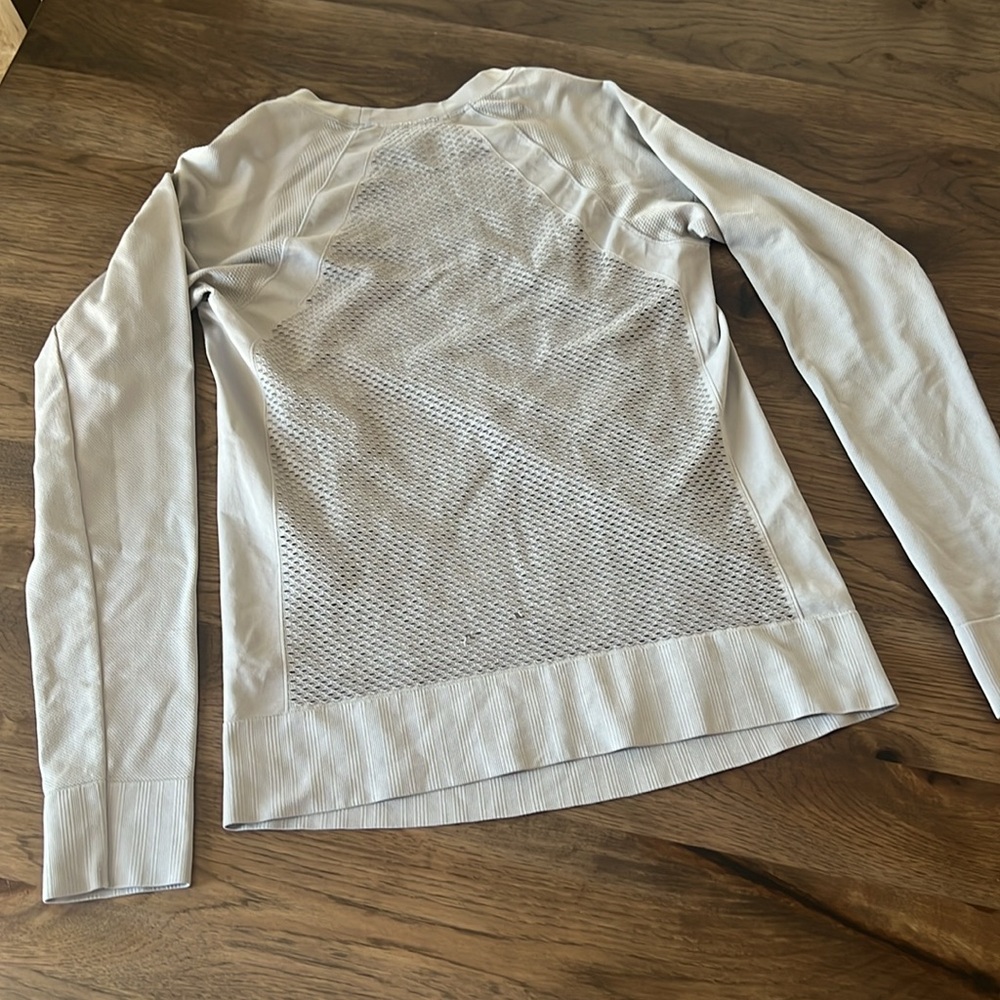 ATHLETA Women's Trophy Long Sleeve Top Lt Grey Laser Cut Back Large - Picture 5 of 7